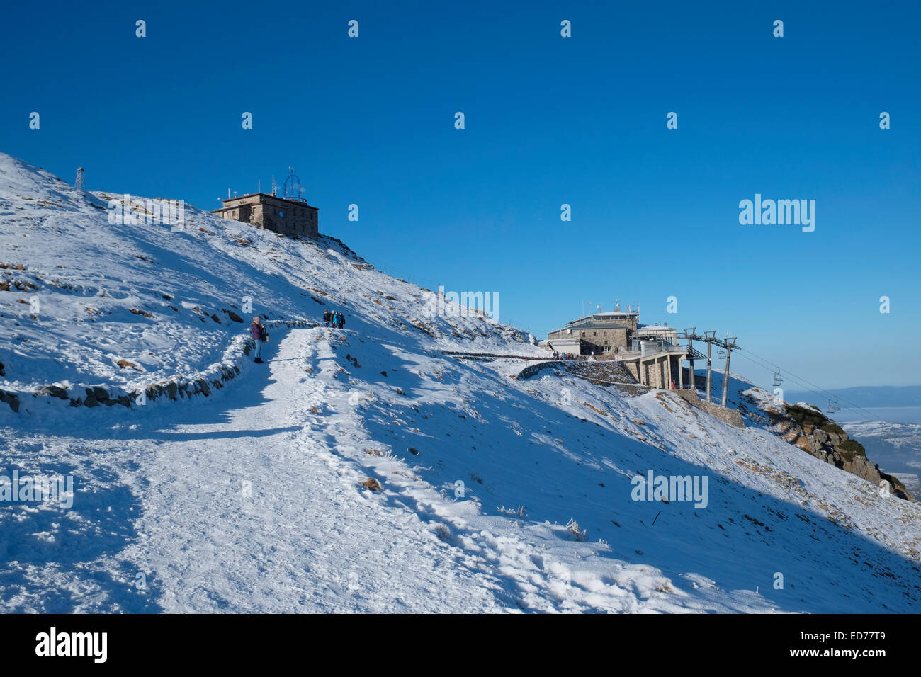 Chemin vers la gare du téléphérique et de l'observatoire météorologique au sommet du Kasprowy Wierch, Tatras, Pologne. Banque D'Images