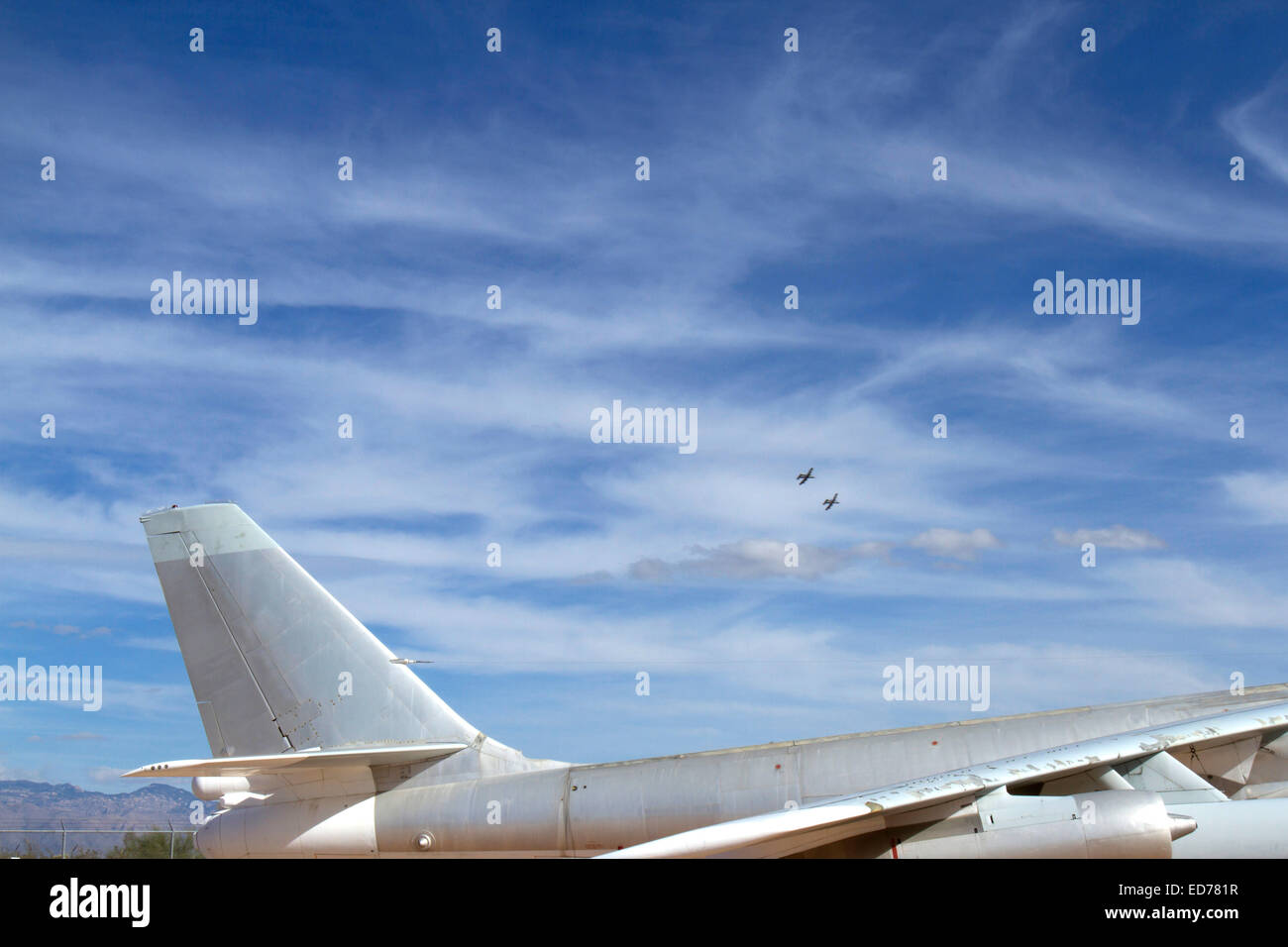 Tucson, AZ, USA - 12 décembre 2014 : des avions en formation au-dessus d''un avion Banque D'Images