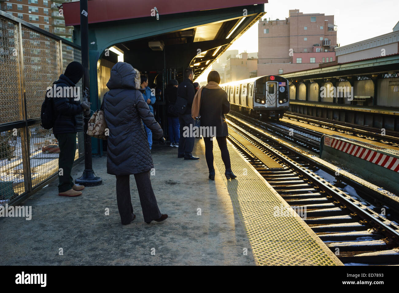 Trajet du matin, passant de Brooklyn à Manhattan à Lorimer Street Station, juste avant de traverser le pont de Williamsburg Banque D'Images