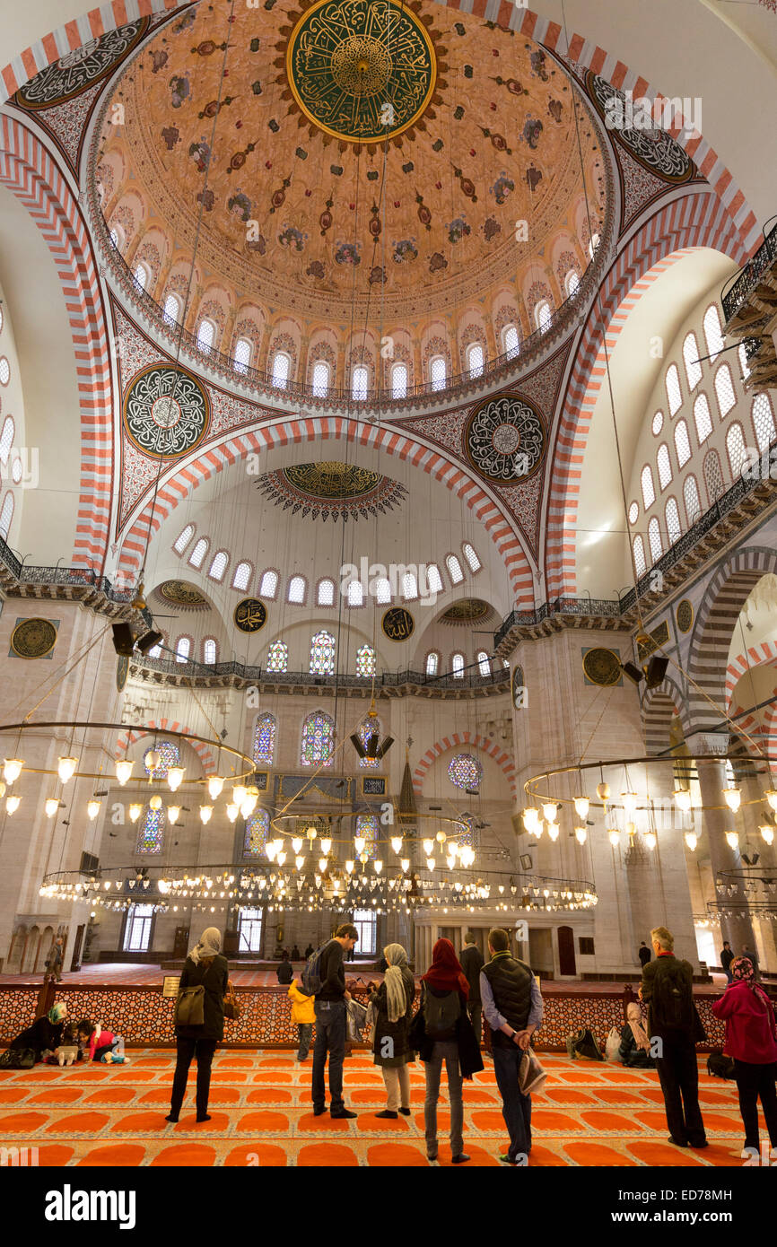Les touristes portant des foulards à l'intérieur de la mosquée de Soliman à Istanbul, République de Turquie Banque D'Images