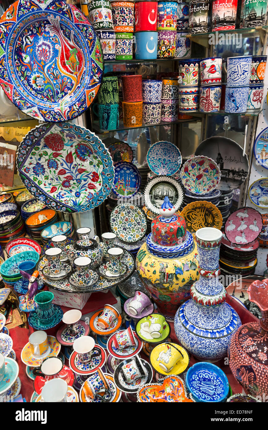 Bols en céramique peint à la main dans les tasses vases Grand Bazar, Kapalicarsi, grand marché, Beyazi, Istanbul, République de Turquie Banque D'Images