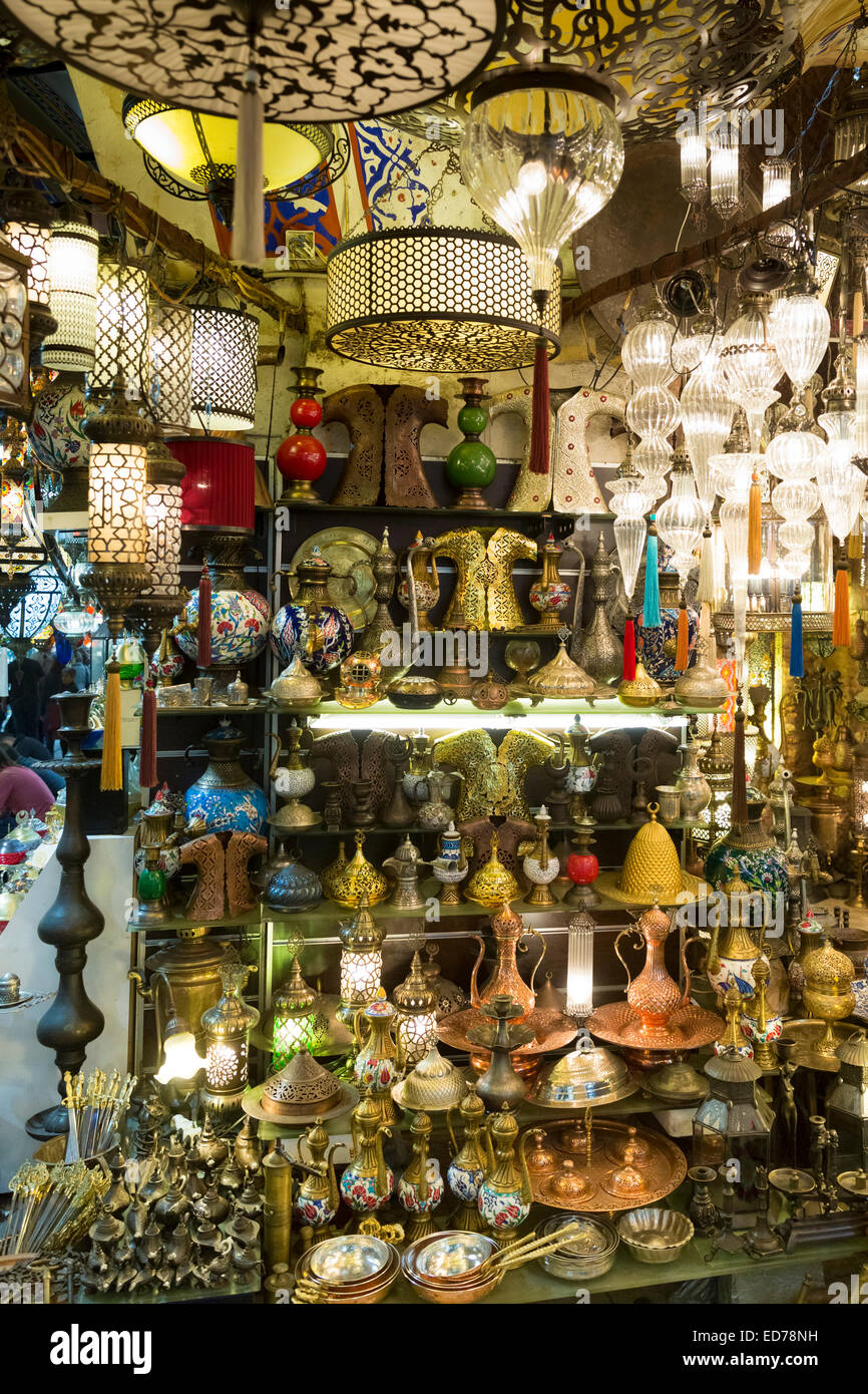 Lampes lanternes orné traditionnels turcs dans le Grand Bazar, Kapalicarsi, grand marché, Beyazi, Istanbul, Turquie Banque D'Images
