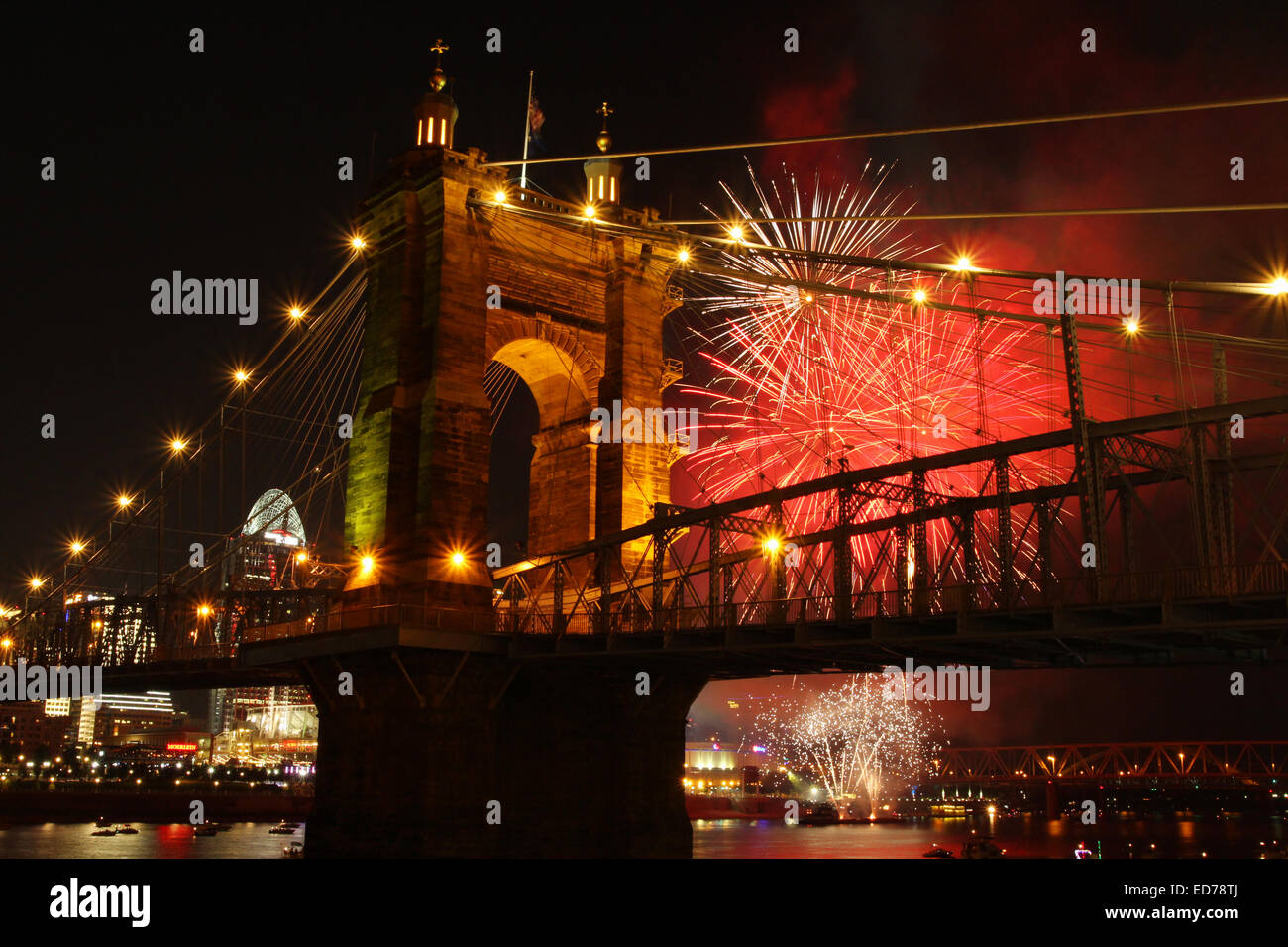 John A. Roebling Suspension Bridge avec Fireworks en arrière-plan et à Cincinnati (Ohio) en arrière-plan. La travée du pont Banque D'Images