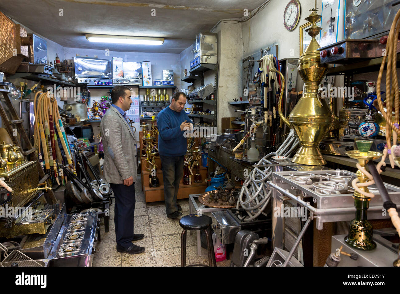 Métallier en atelier de réparation de métal dans le Grand Bazar, Kapalicarsi, grand marché à Istanbul, Turquie Banque D'Images
