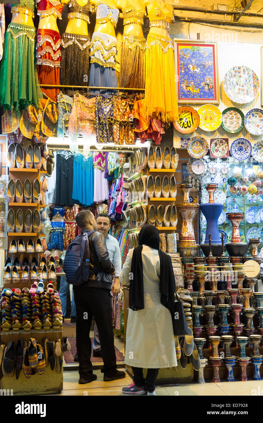 Peuple musulman à bloquer la vente de céramiques et des costumes de danse du ventre dans le Grand Bazar, le marché Kapalicarsi, Istanbul, Turquie Banque D'Images