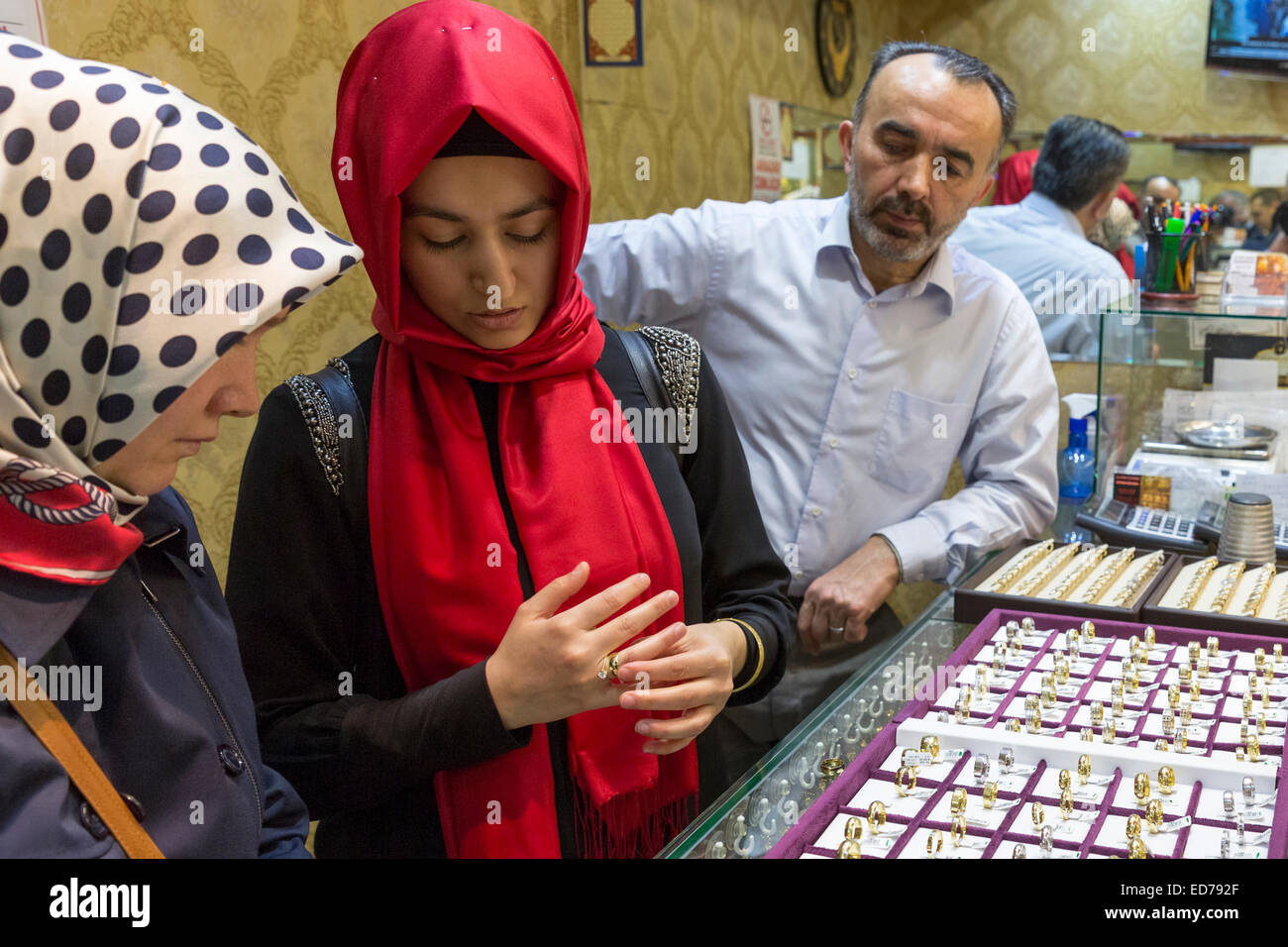 Femme musulmane avec anneau d'or au magasin de bijoux dans le Grand Bazar, Kapalicarsi, grand marché, Beyazi, Istanbul, Turquie Banque D'Images