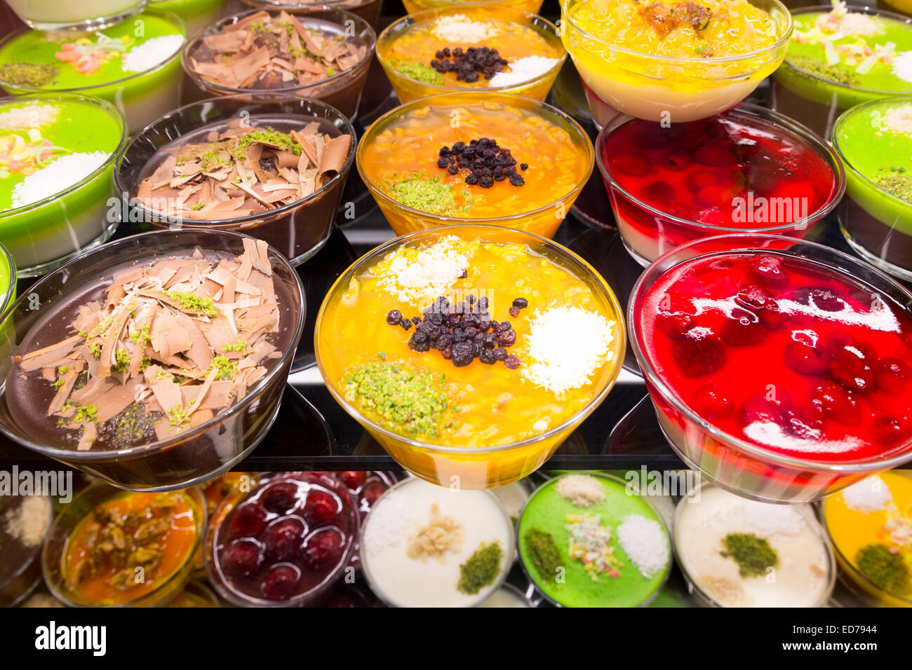 Les desserts sucrés turc Zerde fruits confits noix à Turk Edebiyati Dergisi (Edebiyat Kiraathanesi) café thé, Istanbul, Turquie Banque D'Images