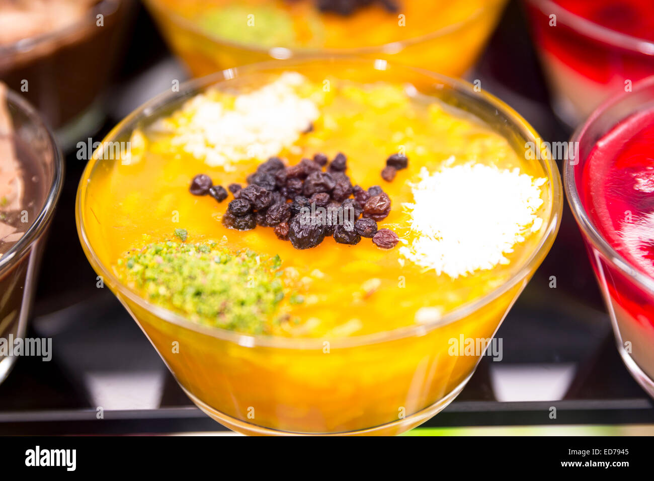 Les desserts sucrés turc Zerde fruits confits noix à Turk Edebiyati Dergisi (Edebiyat Kiraathanesi) café thé, Istanbul, Turquie Banque D'Images