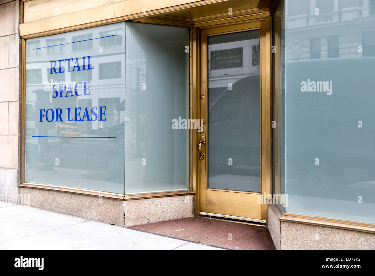 Postes vacants de Madison Avenue, New York City, magasin de détail, avec une grande fenêtre affiche publicitaire de sa disponibilité. Banque D'Images