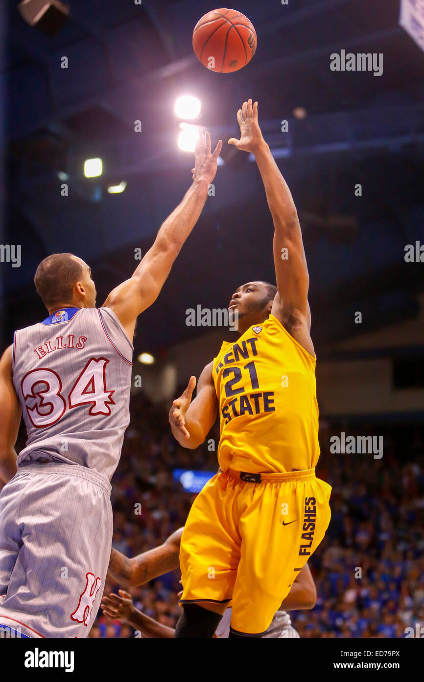 30 décembre 2014 : Perry Ellis # 34 de la Kansas Jayhawks tente de renverse la balle par Khaliq Spicer # 21 de la Kent State Golden Flashes à mi-chemin dans la seconde moitié au cours de la jeu de basket-ball de NCAA entre le Kent State Golden clignote et le Kansas Jayhawks à Allen Fieldhouse à Lawrence, KS Banque D'Images