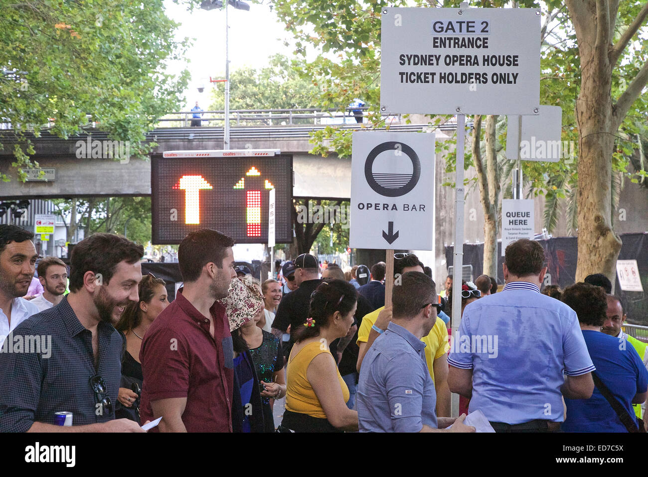 Sydney, Australie. 31 décembre 2014. Certains points d'observation pour voir le nouvel an d'artifice ont été ticket uniquement comme l'Opéra de Sydney. Les personnes entrant sur Macquarie Street. Crédit : Copyright 2014. Richard Milnes/Alamy Live News Banque D'Images