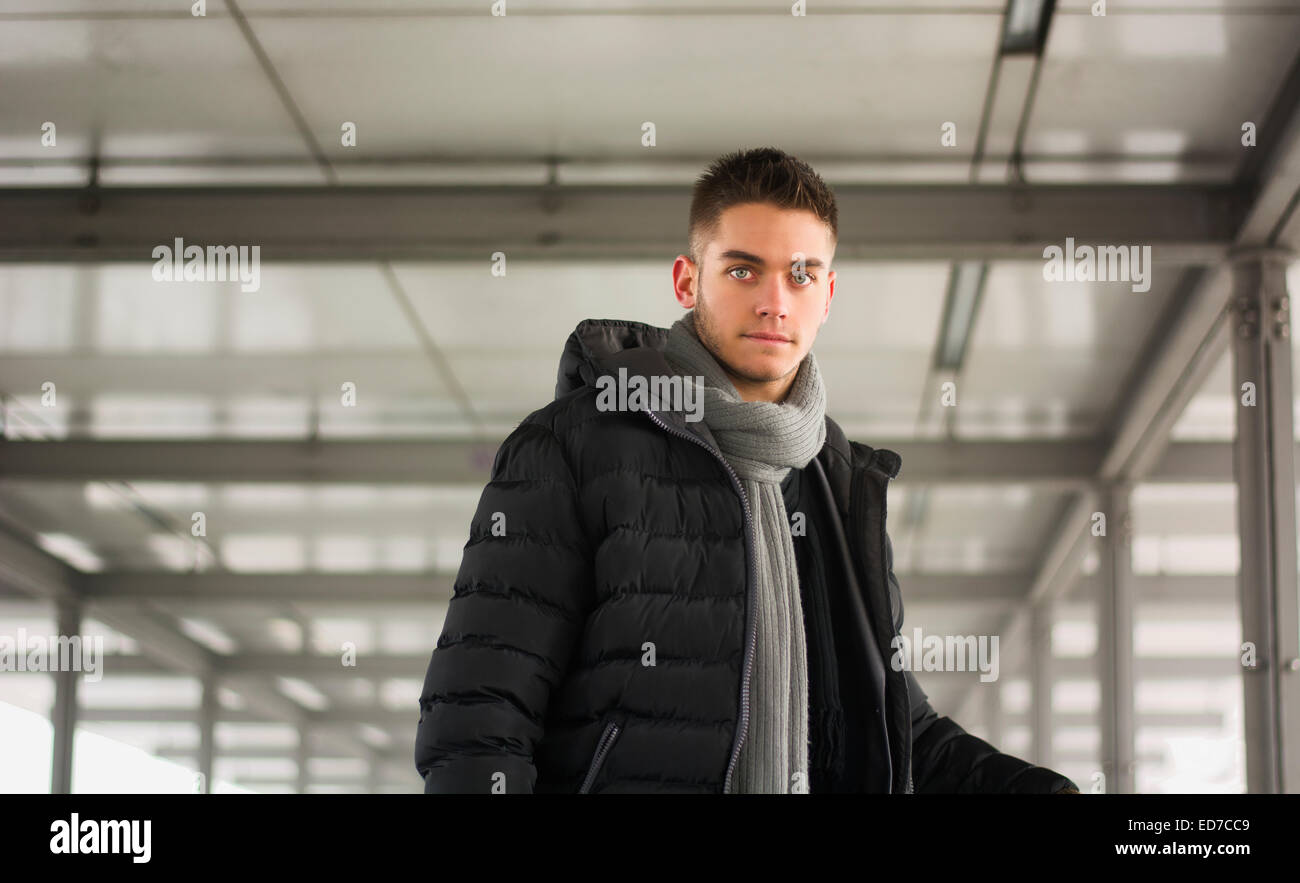 Jeune homme attrayant sous tunnel en milieu urbain Banque D'Images