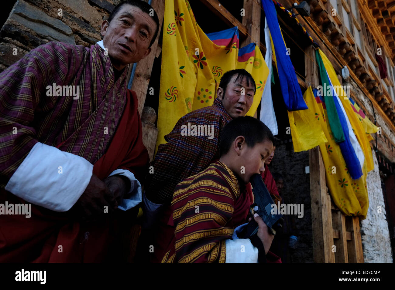 Les sections locales dans le village de Ngang Lhakhang au cours de l'Assemblée Tshechu festival dans la vallée de Tang au Bhoutan Banque D'Images