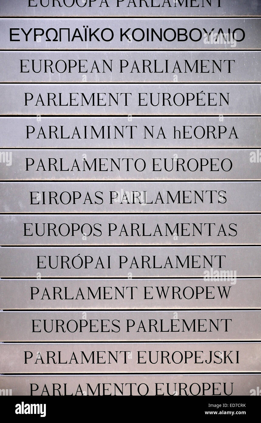 Bruxelles / Bruxelles, Belgique. Bâtiment du Parlement européen (1993) signe Multilinguage - "Parlement européen" dans toutes les langues Banque D'Images