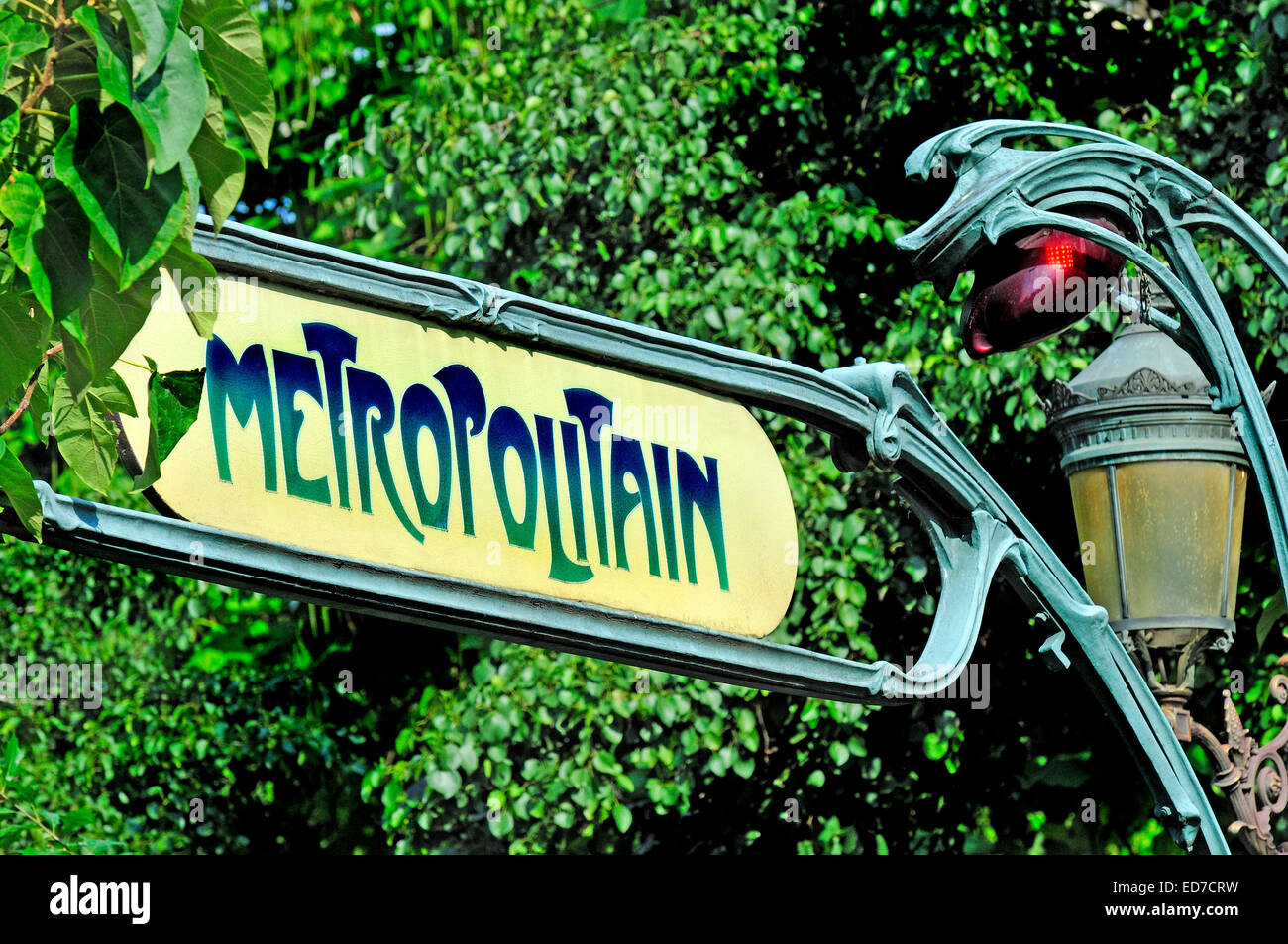 Paris, France. La station de métro signe (citer) l'Art Nouveau (conçu ; Hector Guimard) Banque D'Images