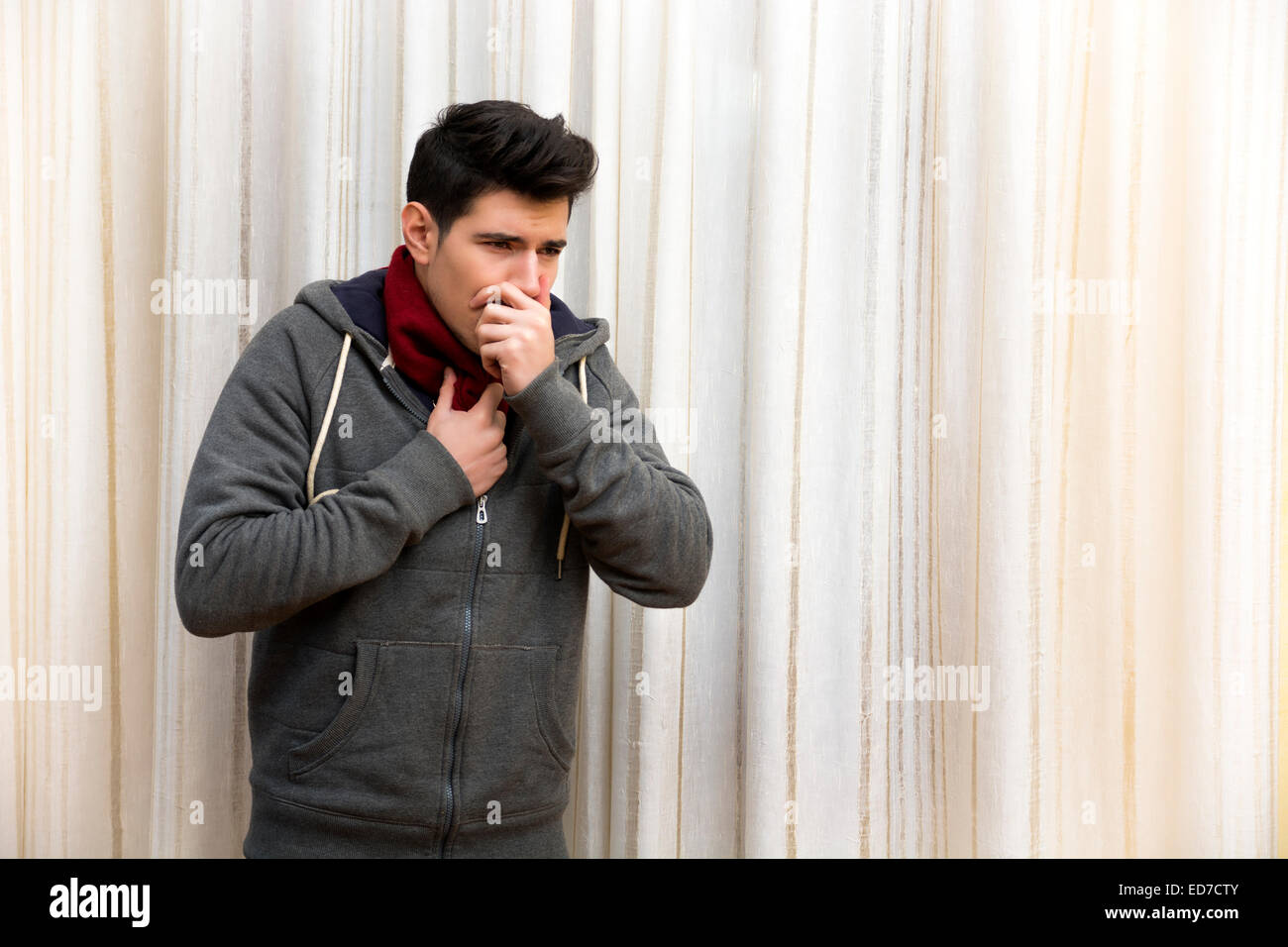 Jeune homme malade avec la grippe ou le froid, la toux. Piscine tourné à la maison Banque D'Images