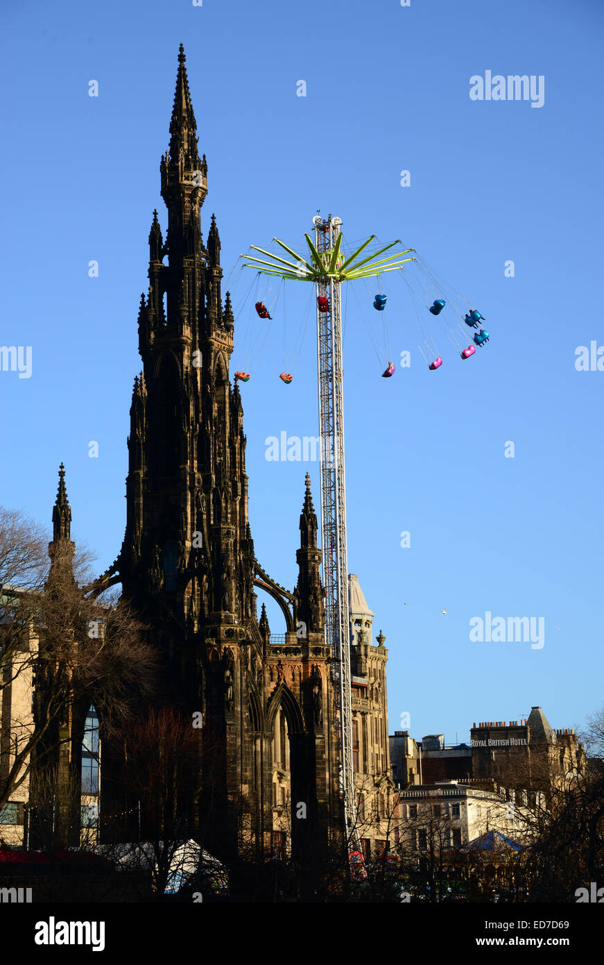 Le Scott Monument à Princess Street Gardens, l'hôte de manèges forains pendant la période précédant Noël. Banque D'Images