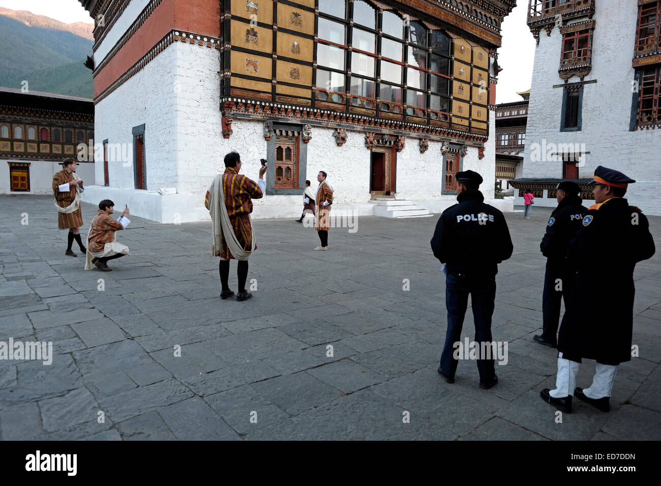 La police veille à ce que les visiteurs se posent dans la cour de Tashichho Dzong Forteresse siège du gouvernement du Bhoutan depuis 1952 et abrite actuellement la salle du trône et les bureaux du roi sur le Bord de la ville de Thimphu au Bhoutan Banque D'Images