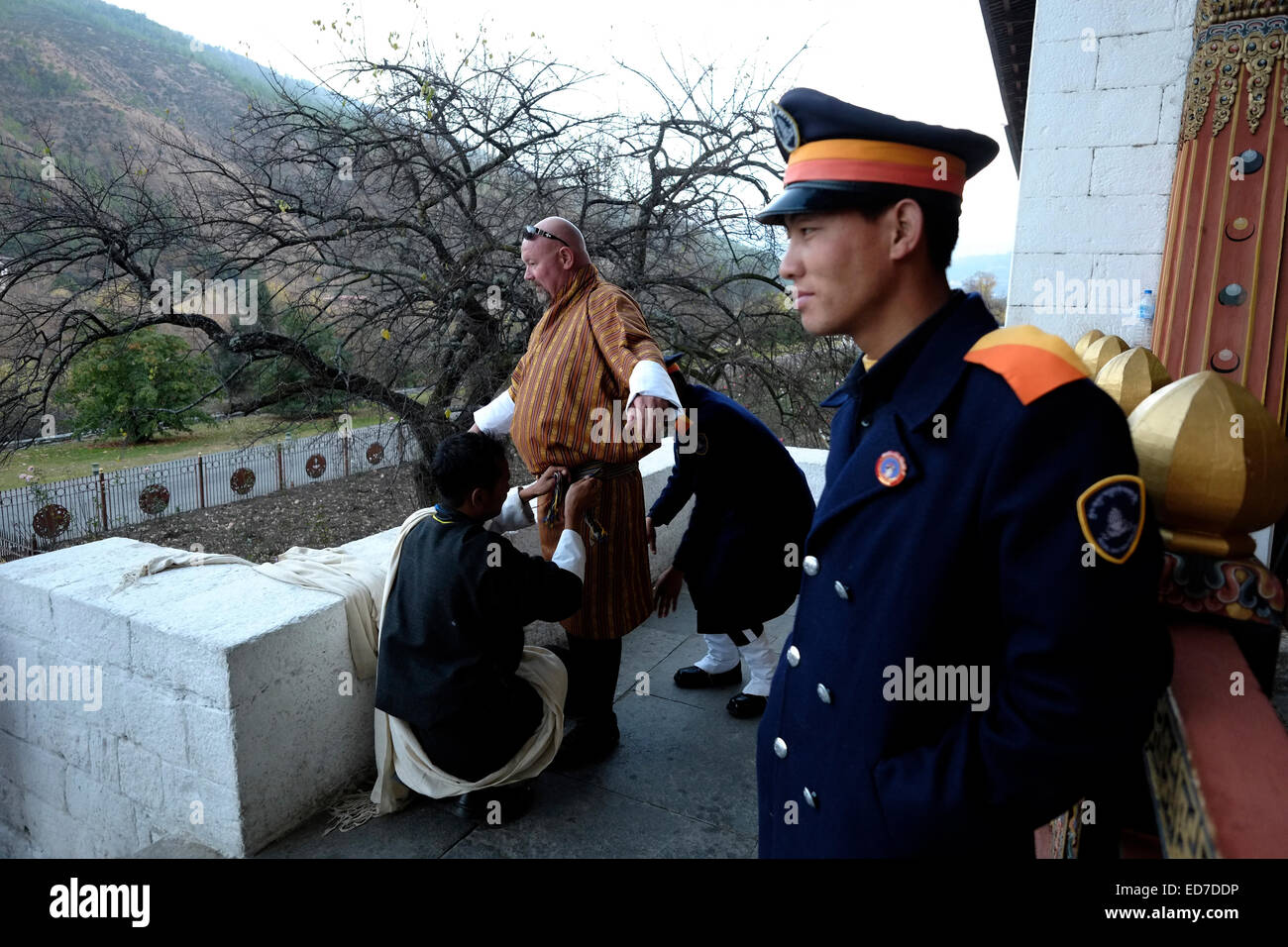 Un touriste portant des vêtements traditionnels bhoutanais dans la forteresse de Tashichho Dzong Siège du gouvernement du Bhoutan depuis 1952 et abrite actuellement le salle du trône et bureaux du roi sur le bord De la ville de Thimphu au Bhoutan Banque D'Images