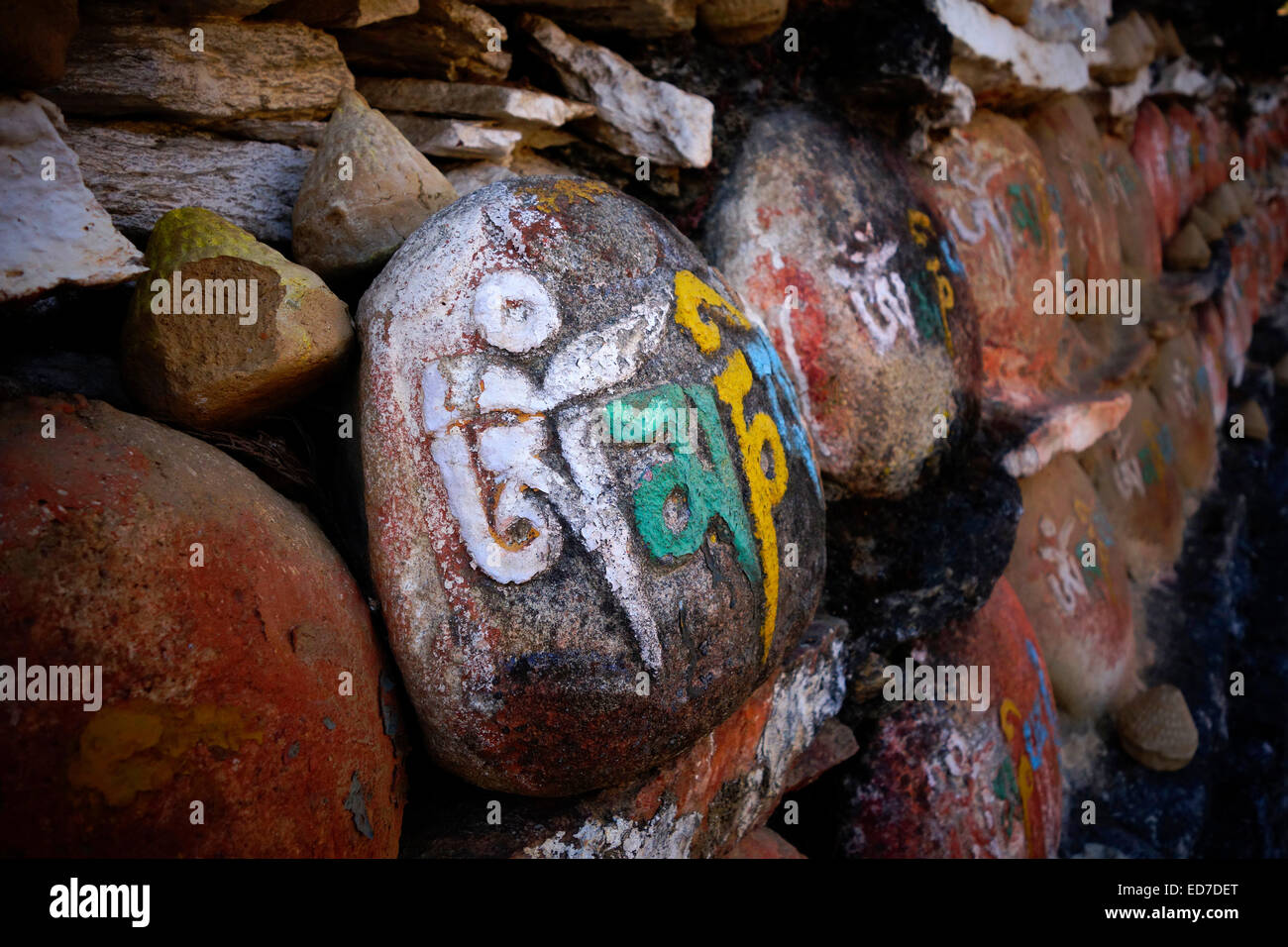 "Om Mani Padmé' mantra tibétain l'inscription sur la pierre en face de la monastère bouddhiste de Kurjey Lhakhang qui se compose de trois grands temples entourés d'un périmètre de 108 stupas situé dans la vallée de Bumthang dans le district de Bumthang Bhoutan Banque D'Images
