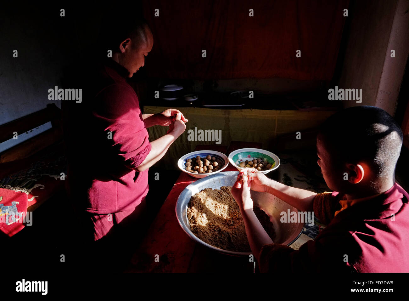 Les jeunes novices bouddhistes de préparer des aliments à l'Tamshing Lakhang officiellement le temple Lhendup Tamshing Chholing (Temple du bon message) ou Tamzhing Lhundrup construit en 1501 par Pema Lingpa et considéré comme le plus important au Bhoutan Nyingma goemba situé dans le district central de Bumthang Bhoutan Banque D'Images