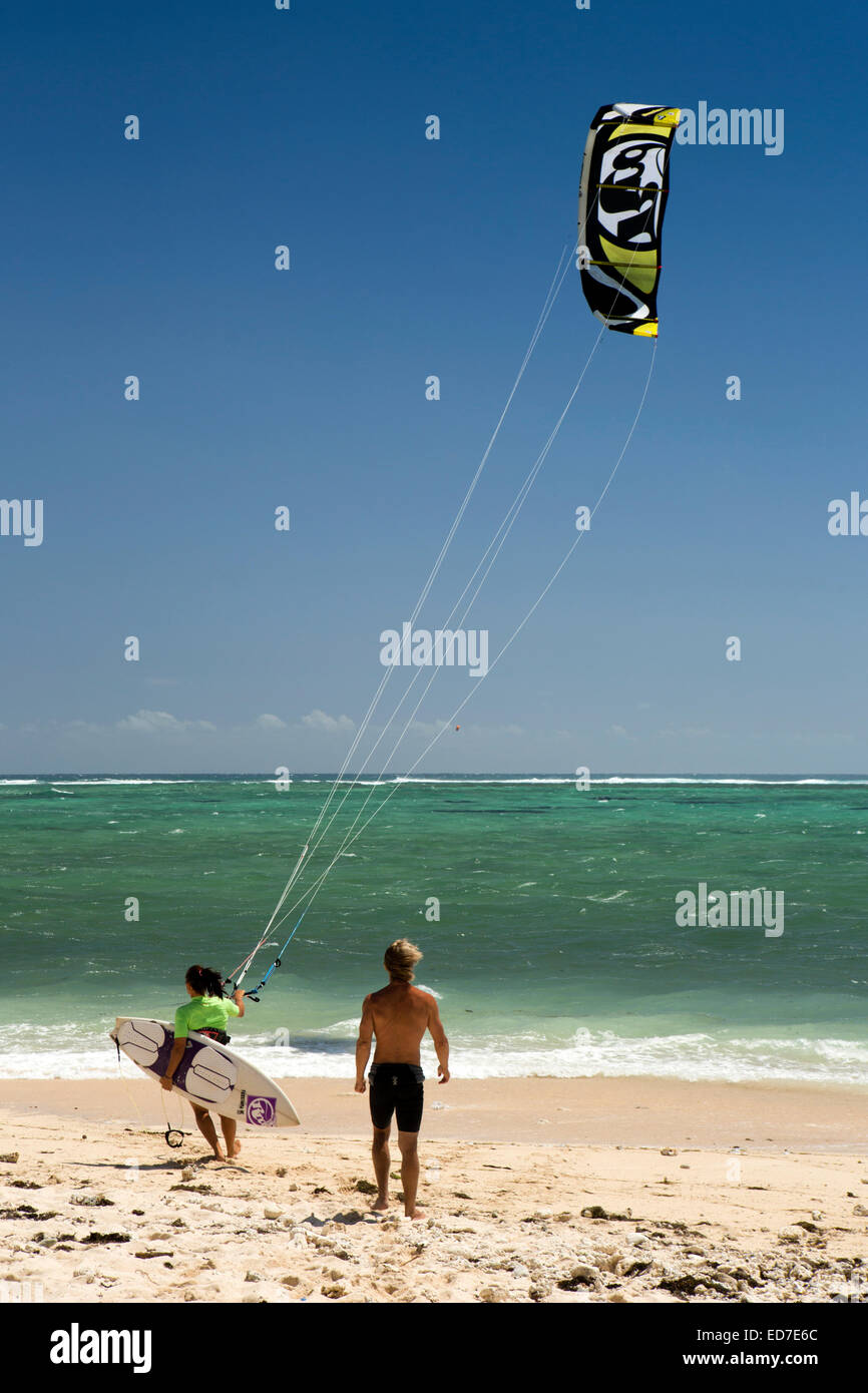 L'île Maurice, le morne, Kite surfer prépare à entrer dans l'eau Banque D'Images