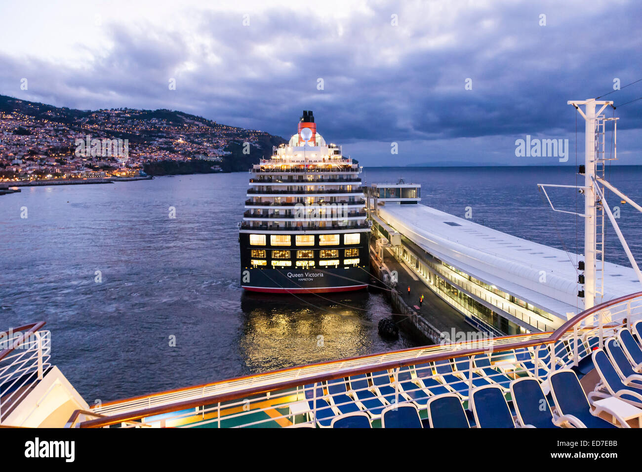 Cunard Queen Victoria amarré à Madère au petit matin. Banque D'Images