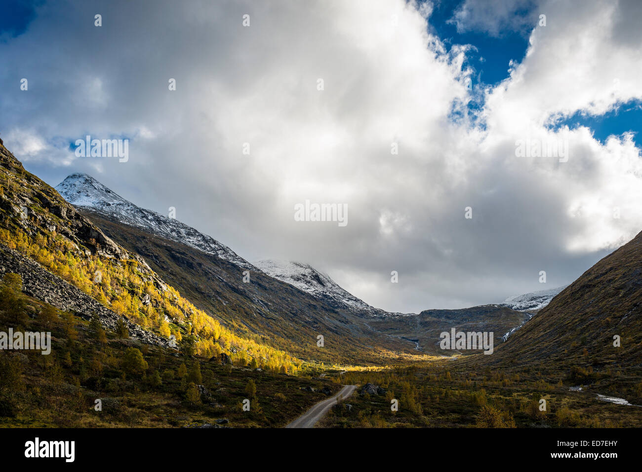 Les montagnes de Jotunheimen, la Norvège - à l'est jusqu'à Helgedalen Steindalsnosi couvertes de nuages et le Fannaråken (2068m) Banque D'Images