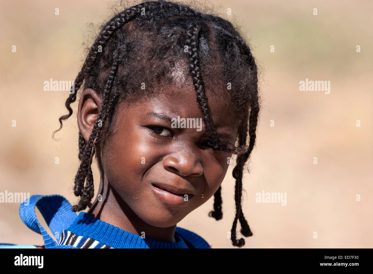 Fille locale avec des nattes, portrait, Canton de Katutura, Windhoek, Namibie Banque D'Images