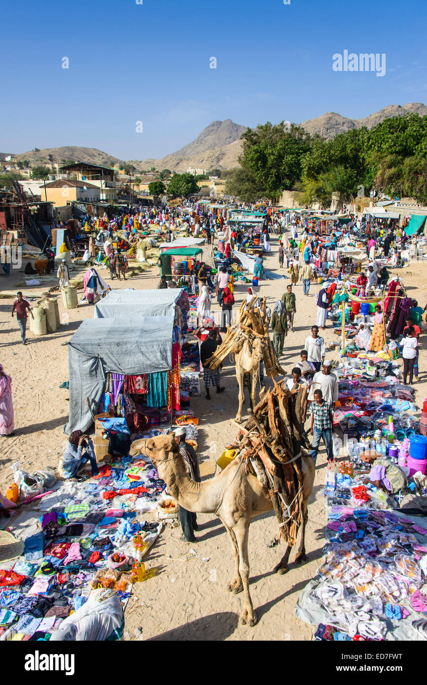 Chameau chargé marche à travers le marché coloré lundi de Keren, en Érythrée Banque D'Images