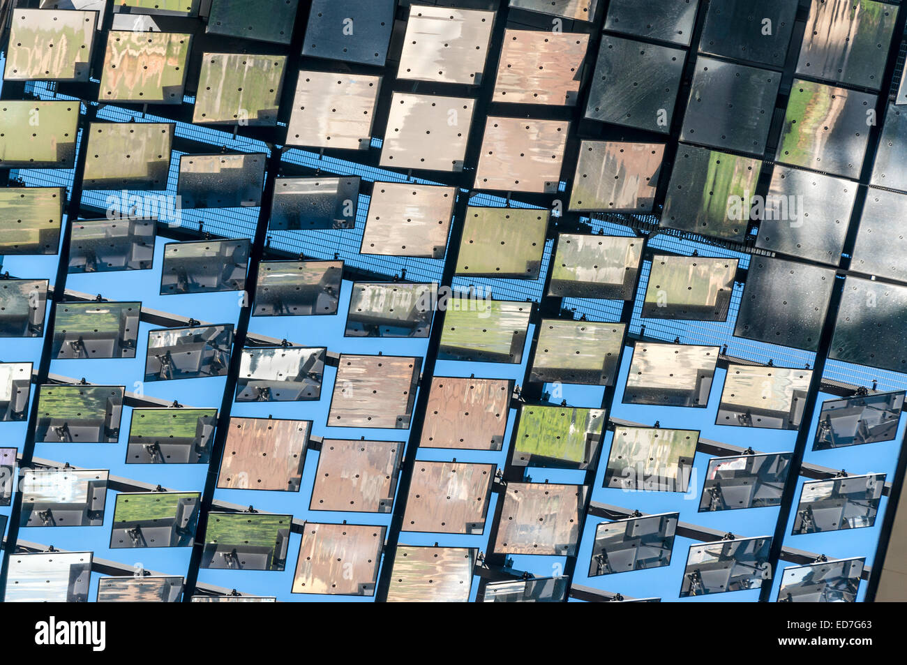 De gros plan de l'heliostat miroirs motorisés sur immeuble Sydney Australie Banque D'Images