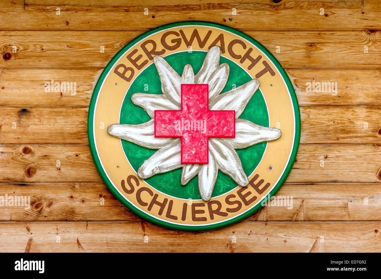 Logo du service de sauvetage en montagne de Schliersee, sur une cabane en bois, près de Spitzingsee, Schliersee, Haute-Bavière, Bavière, Allemagne Banque D'Images