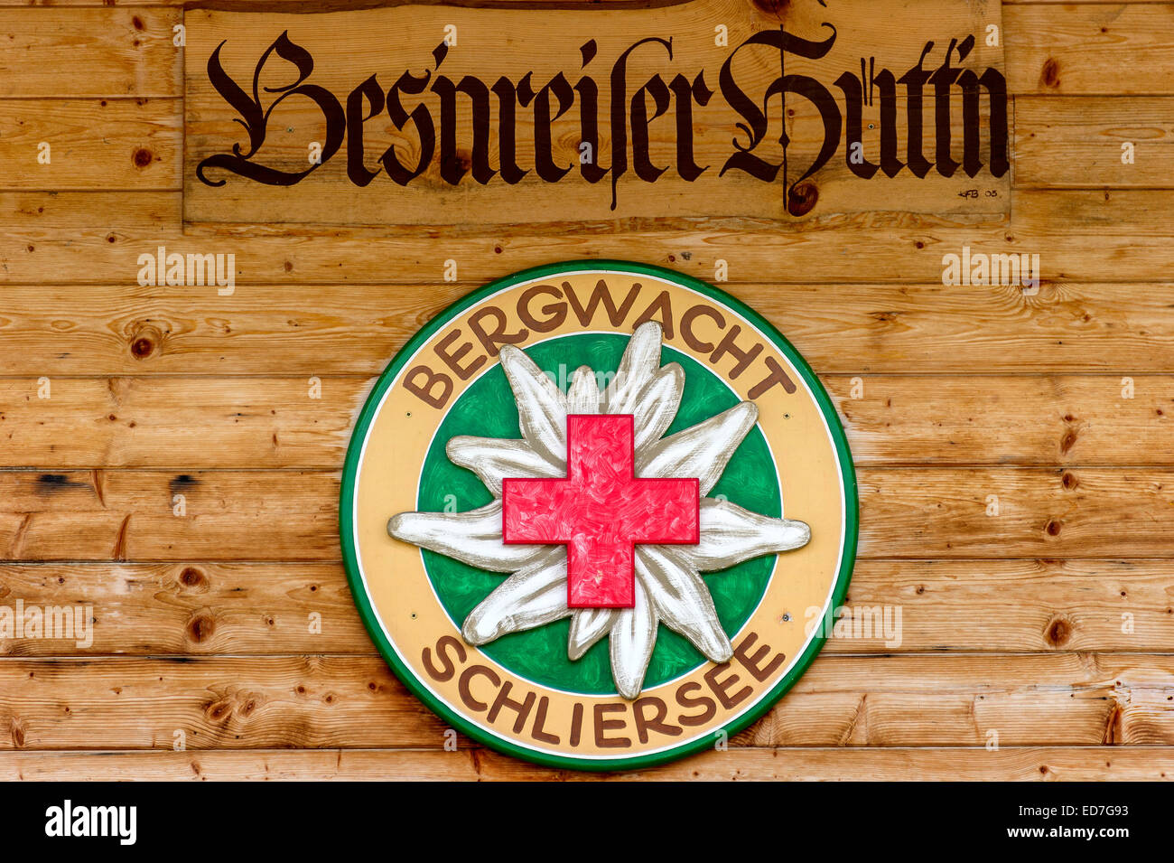 Logo du service de sauvetage en montagne de Schliersee, sur la 'bes'nreißer Hütt'n' cabane en bois, près de Schliersee Spitzingsee, Banque D'Images