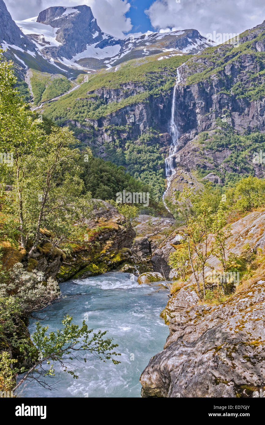 Rivière dans les montagnes du Parc National de Jostedalsbreen Norvège Banque D'Images
