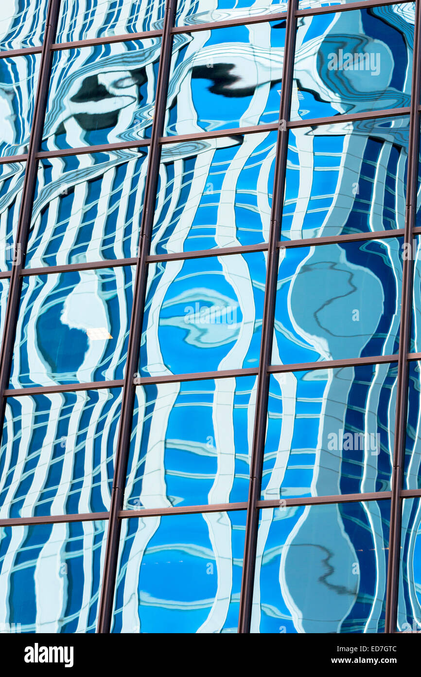 Skyscraper reflétée dans le verre dans Levent, des affaires et des finances de la ville d'Istanbul, République de Turquie Banque D'Images