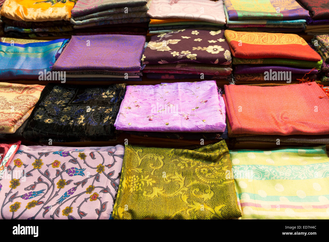 Conception brodée, écharpe cachemire et soie foulards en Misir Carsisi  marché alimentaire bazar égyptien d'Istanbul, Turquie Photo Stock - Alamy