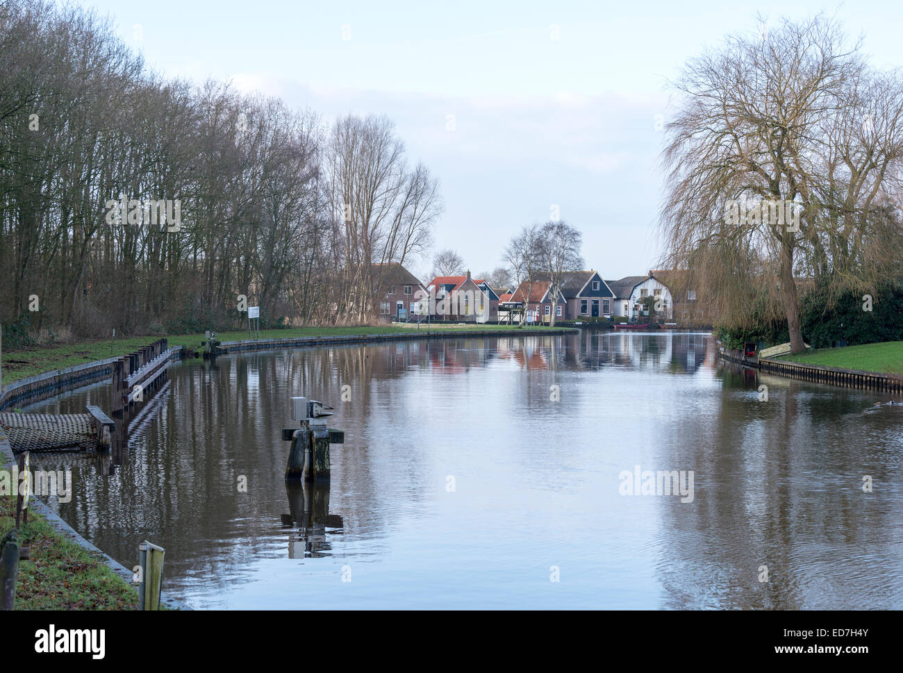 Ossenzijl village en hollande près de l'eau en automne Banque D'Images