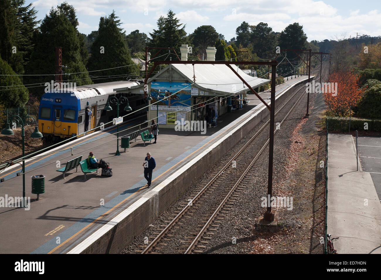 Les passagers attendent le train Intercity electric powered au Blackheath Railway Station Blue Mountains NSW Australie Banque D'Images