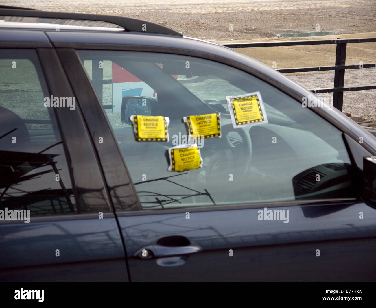 4 tickets de parking sur la même fenêtre de voiture. Banque D'Images