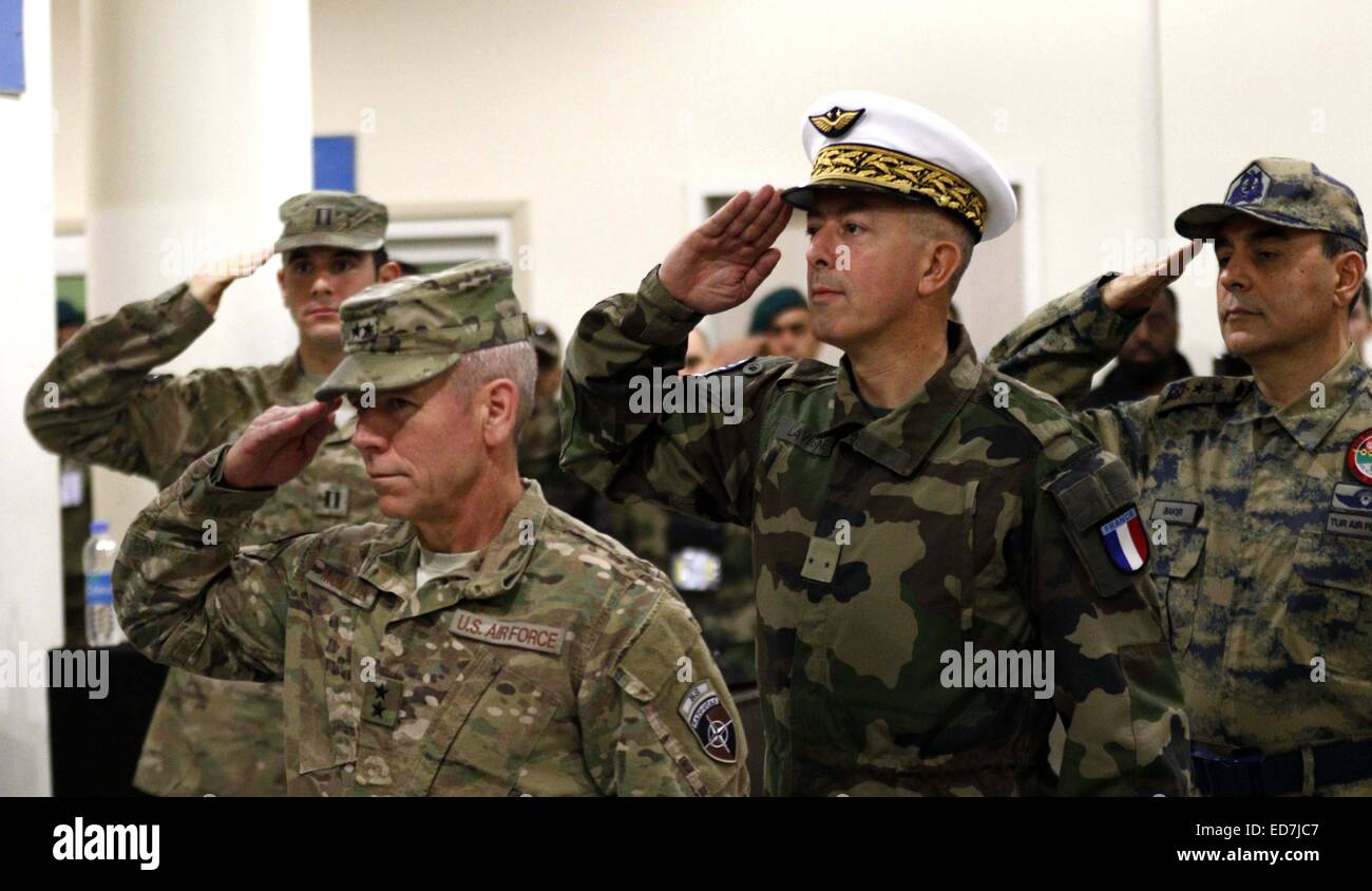 Kaboul, Afghanistan. 31 Dec, 2014. Nouveau commandant le général Mehmet Cahit Bakir (1e R), le général de brigade commandant français sortant Philippe Lavigne (2e R) et de l'OTAN, commandant de l'air conjointe US-major-général John K. McMullen (3e R) assister à la cérémonie de passation de commandement de l'Aéroport International d'Hamid Karzaï de la France à la Turquie à Kaboul, Afghanistan, le 31 décembre 2014. © Rahmin/Xinhua/Alamy Live News Banque D'Images