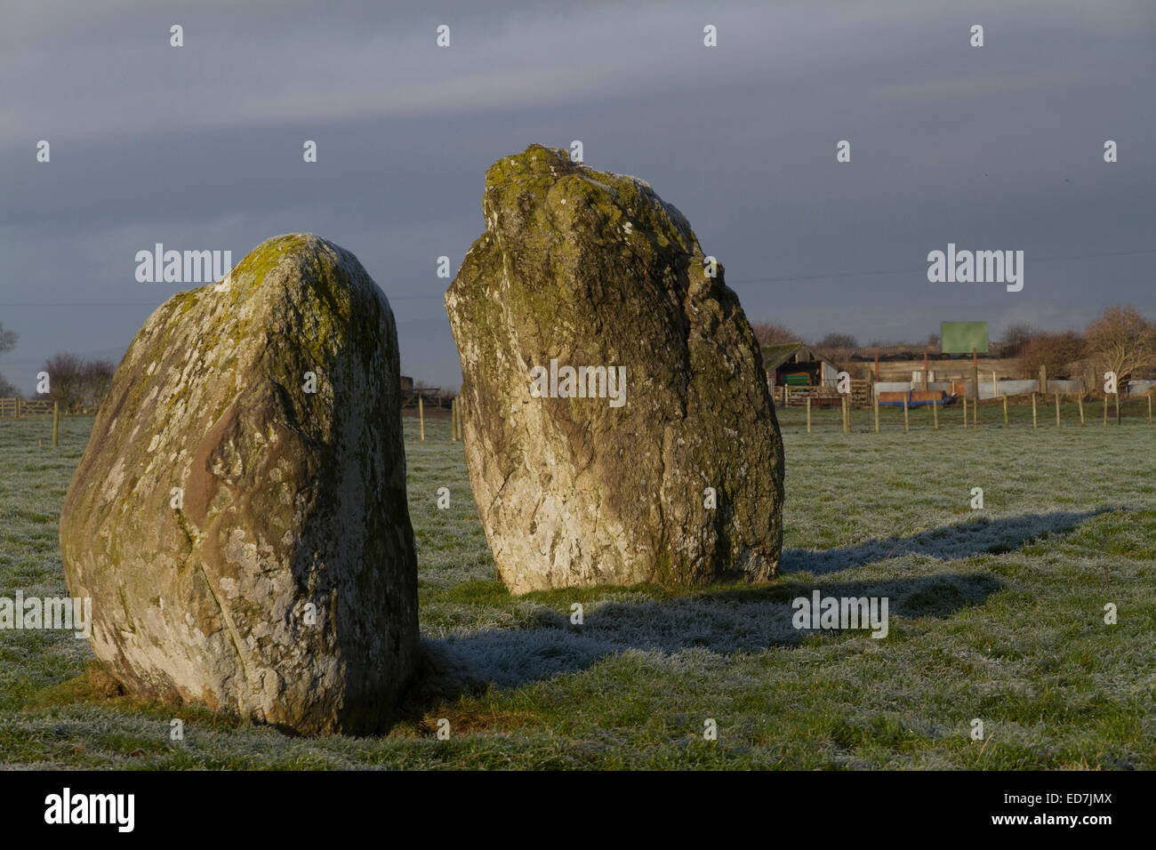 Deux des pierres dans l'âge du Bronze stone circle Long Meg and her Daughters sur un jour d'hiver glacial Banque D'Images