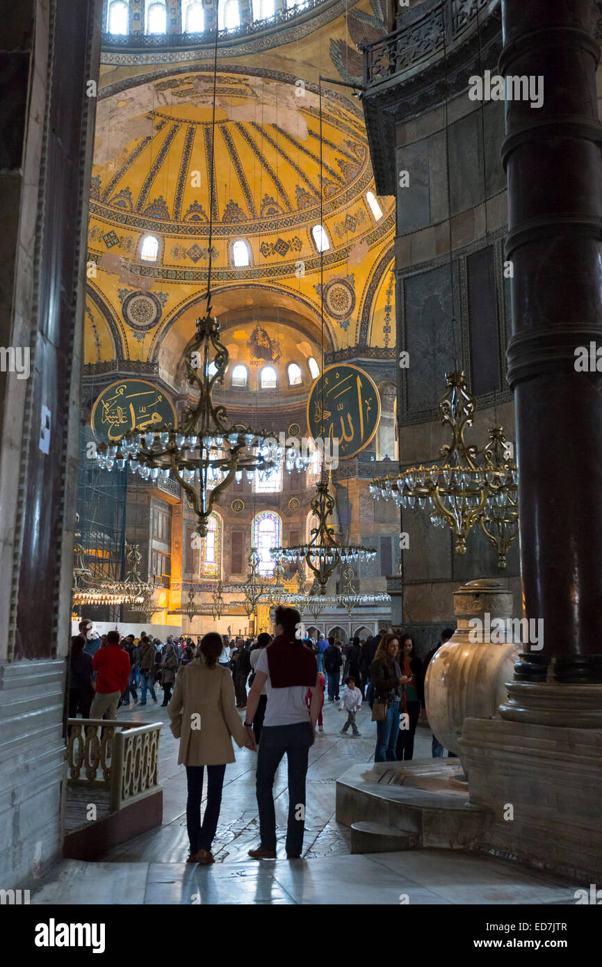 Les touristes à Sainte-Sophie, le Musée Ayasofya Muzesi, Mosquée de Sultanahmet, Istanbul, République de Turquie Banque D'Images