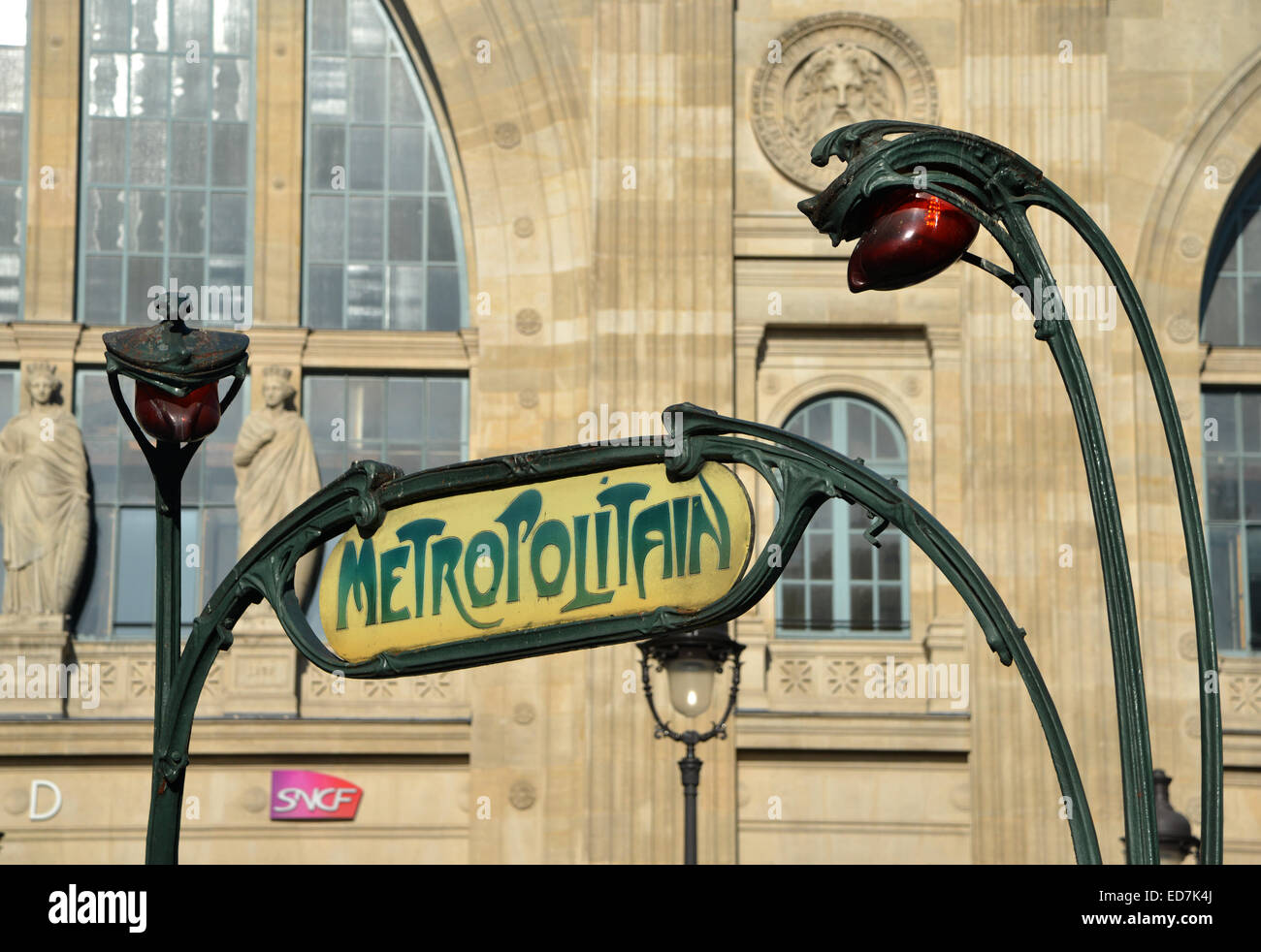 Metropolitan Paris Métro art nouveau signe extérieur de la Gare du Nord Banque D'Images