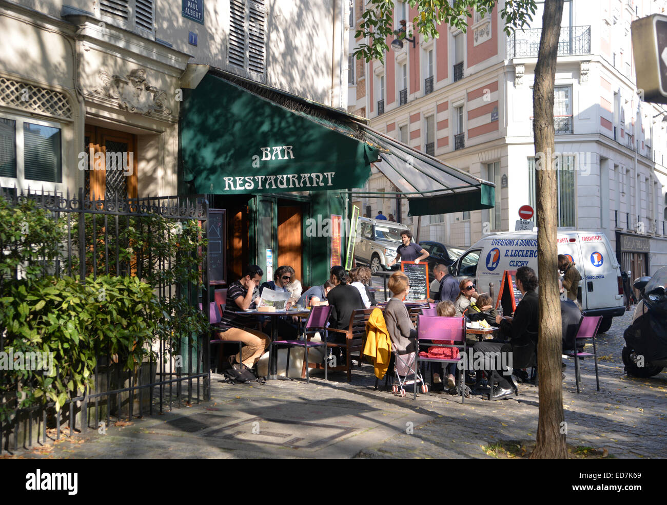 Diners manger dans un restaurant en plein air sur la colline menant à Montmartre, Paris Banque D'Images