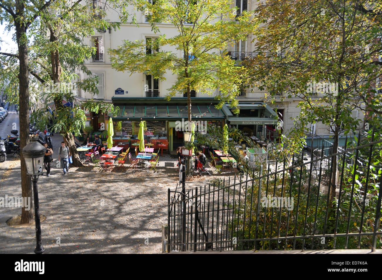 Des tables et des chaises sur le trottoir devant un café sur la colline menant à Montmartre, Paris Banque D'Images