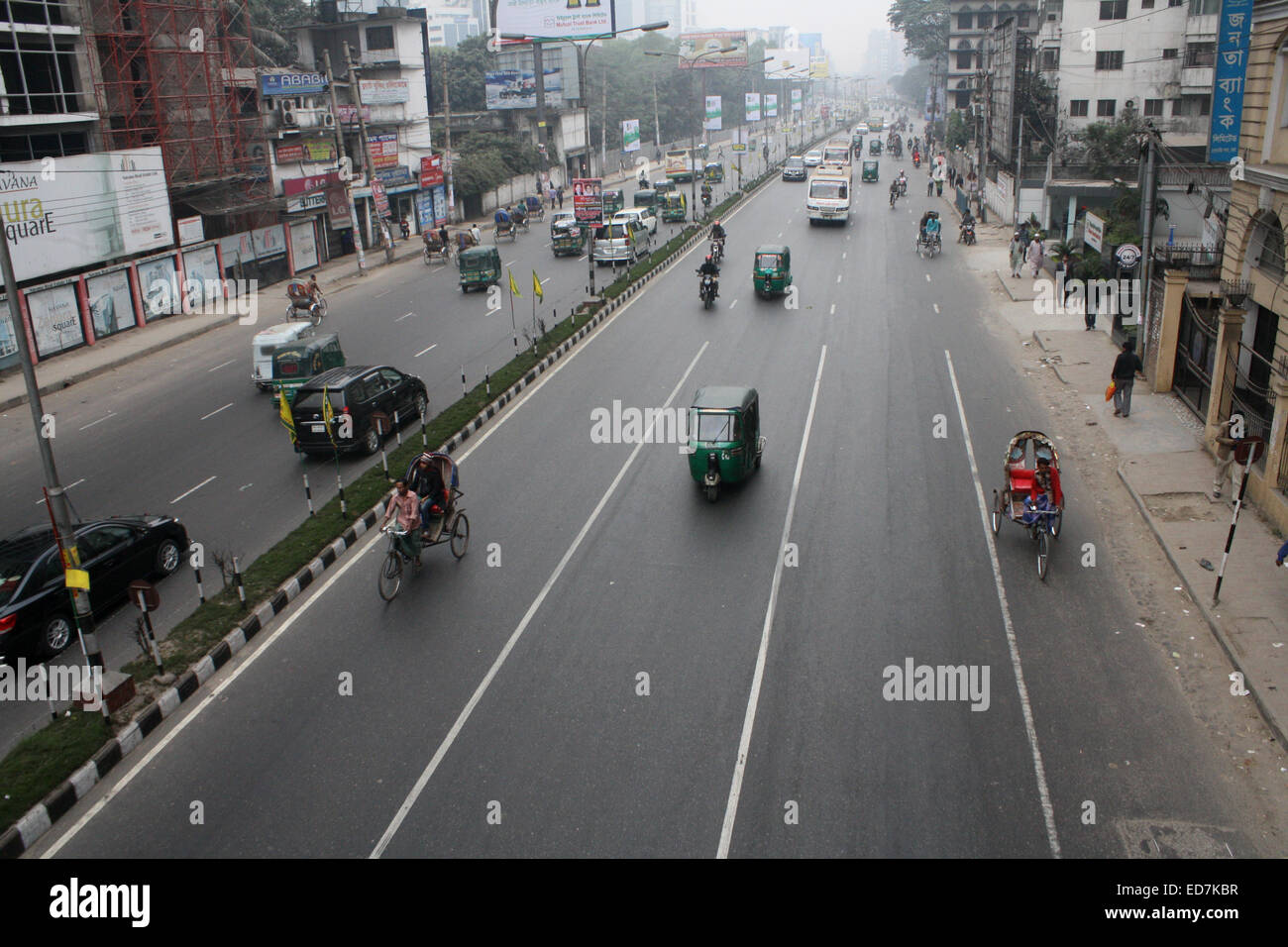 Dhaka, Bangladesh. 31 Décembre, 2014. Vue de Bangla Motor road à Dhaka le 31 décembre 2014, le premier jour de la Jamaat-e-Islami grève déclenchée pour protester contre la condamnation à mort de son chef A.T.M. Azharul l'Islam. Mamunur Rashid/crédit : Alamy Live News Banque D'Images