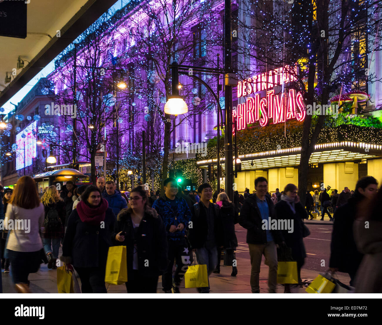 Shoppers dans Oxford Street, à l'extérieur de l'Athenaeum la veille de Noël. Banque D'Images
