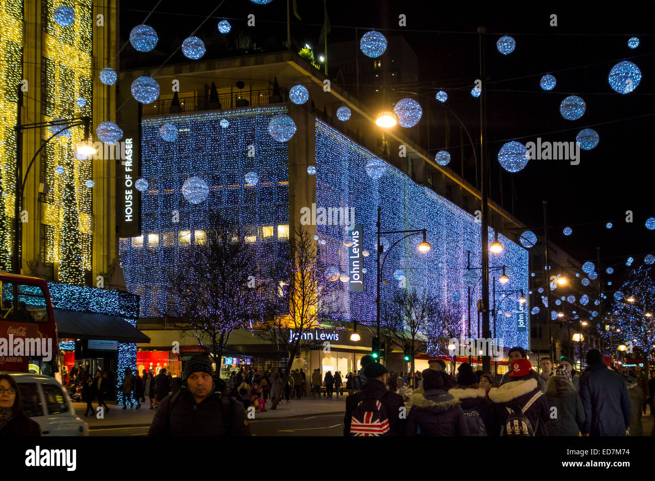 Shoppers dans Oxford Street, la veille de Noël. Banque D'Images