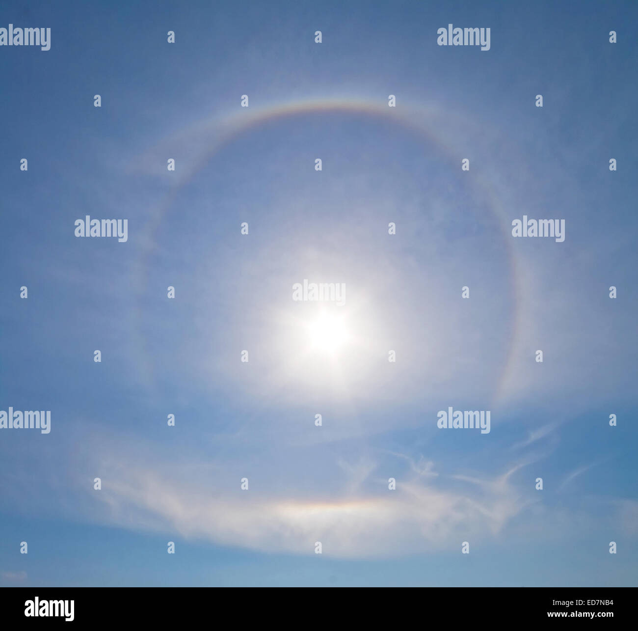 Arc-en-ciel circulaire avec Sun Banque D'Images