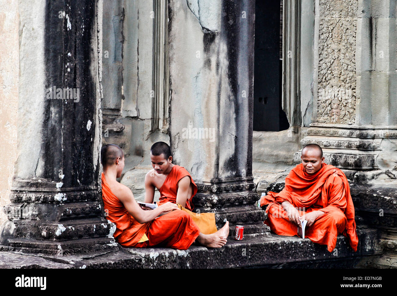 Les moines bouddhistes au temple d'Angkor Wat au Cambodge Banque D'Images